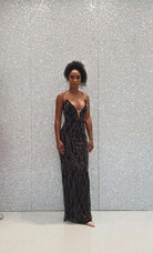 Abito lungo nero Bby con scollatura profonda e schiena scoperta con incroci, elegante e alla moda.