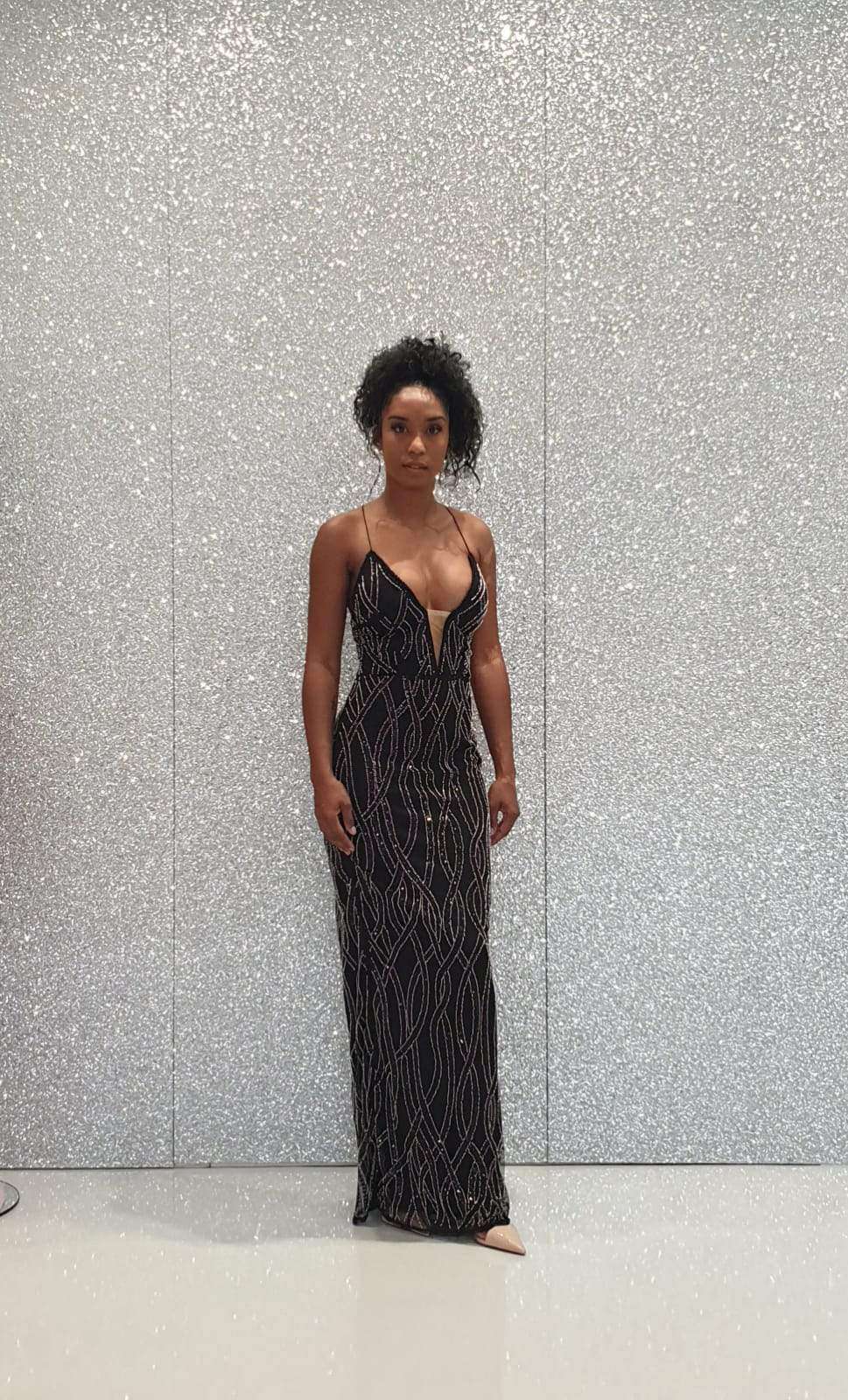 Abito lungo nero Bby con scollatura profonda e schiena scoperta con incroci, elegante e alla moda.