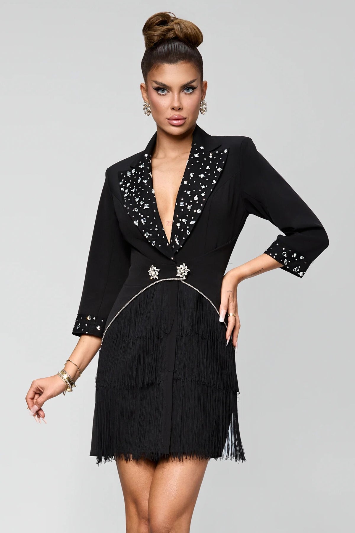 Abito blazer nero Bby con strass, bottoni gioiello e gonna con frange decorative, elegante e alla moda.