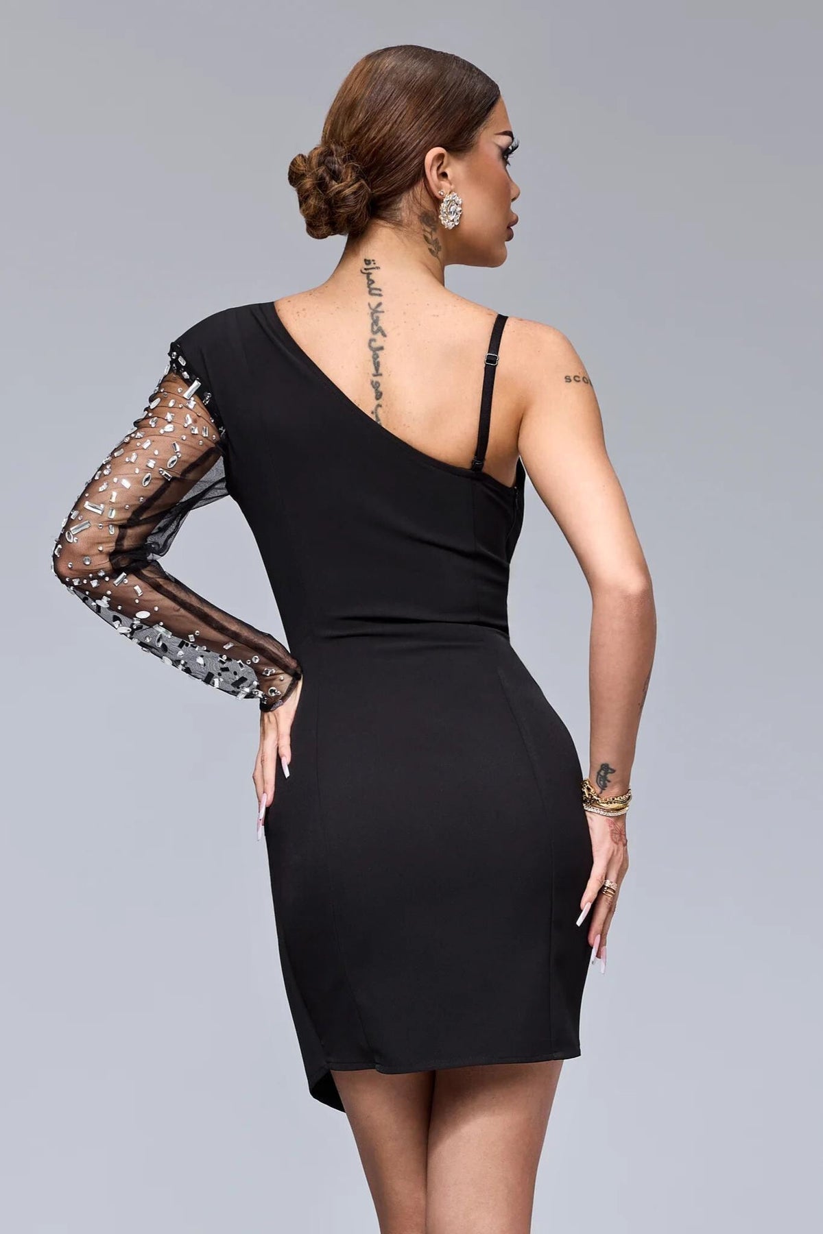 Abito corto nero Bby con monomanica, impreziosito da strass e bottoni gioiello, elegante e alla moda.