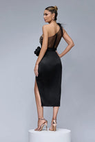 Abito midi nero Bby con fiori in tessuto, corpetto monospalla in tulle e gonna in taffetà con spacco.