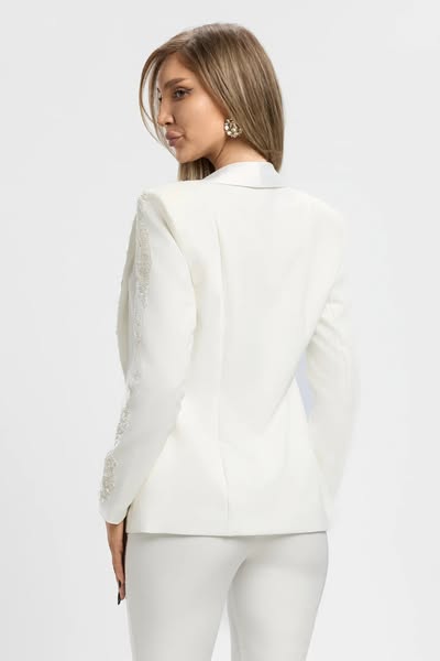 Completo elegante bianco a tre pezzi Bby con giacca decorata e pantaloni a sigaretta, moda sofisticata e raffinata.