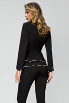 Completo nero Bby con giacca con balza in vita e pantaloni a sigaretta, accessoriato con strass, stile elegante e moderno.
