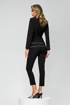 Completo nero Bby con giacca con balza in vita, dettagli con strass e pantaloni a sigaretta, stile elegante e moderno.