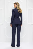 Completo tailleur elegante Bby con giacca gessata blu notte e pantaloni a gamba larga, look sofisticato e moderno.