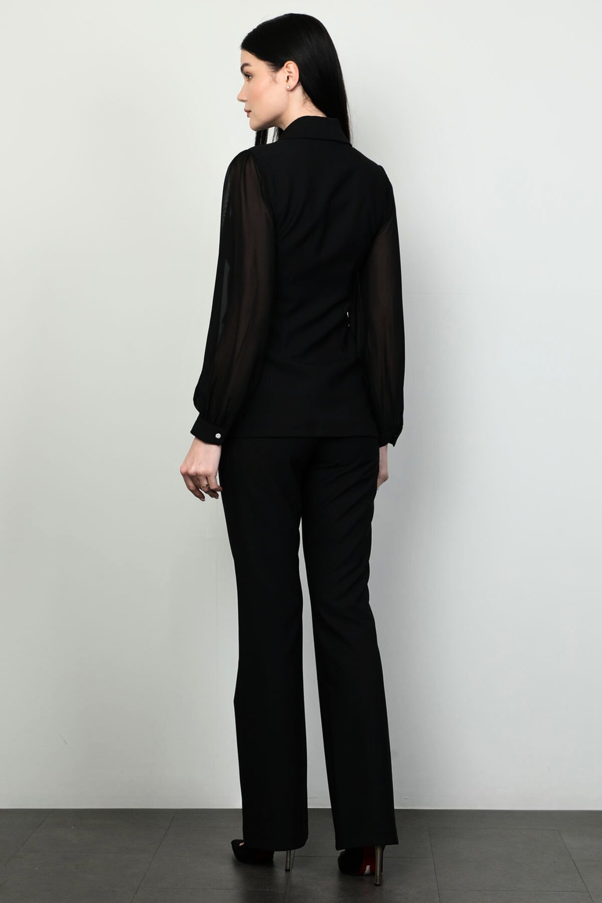 Completo tailleur elegante nero Bby con giacca a maniche semi trasparenti e bottoni gioiello argento.
