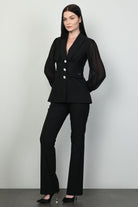 Completo tailleur elegante nero di Bby, giacca con maniche semi trasparenti e bottoni gioiello argento, look sofisticato.