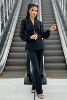 Completo tailleur nero Bby con giacca elegante, maniche semi trasparenti e bottoni gioiello argento, stile sofisticato e moderno.