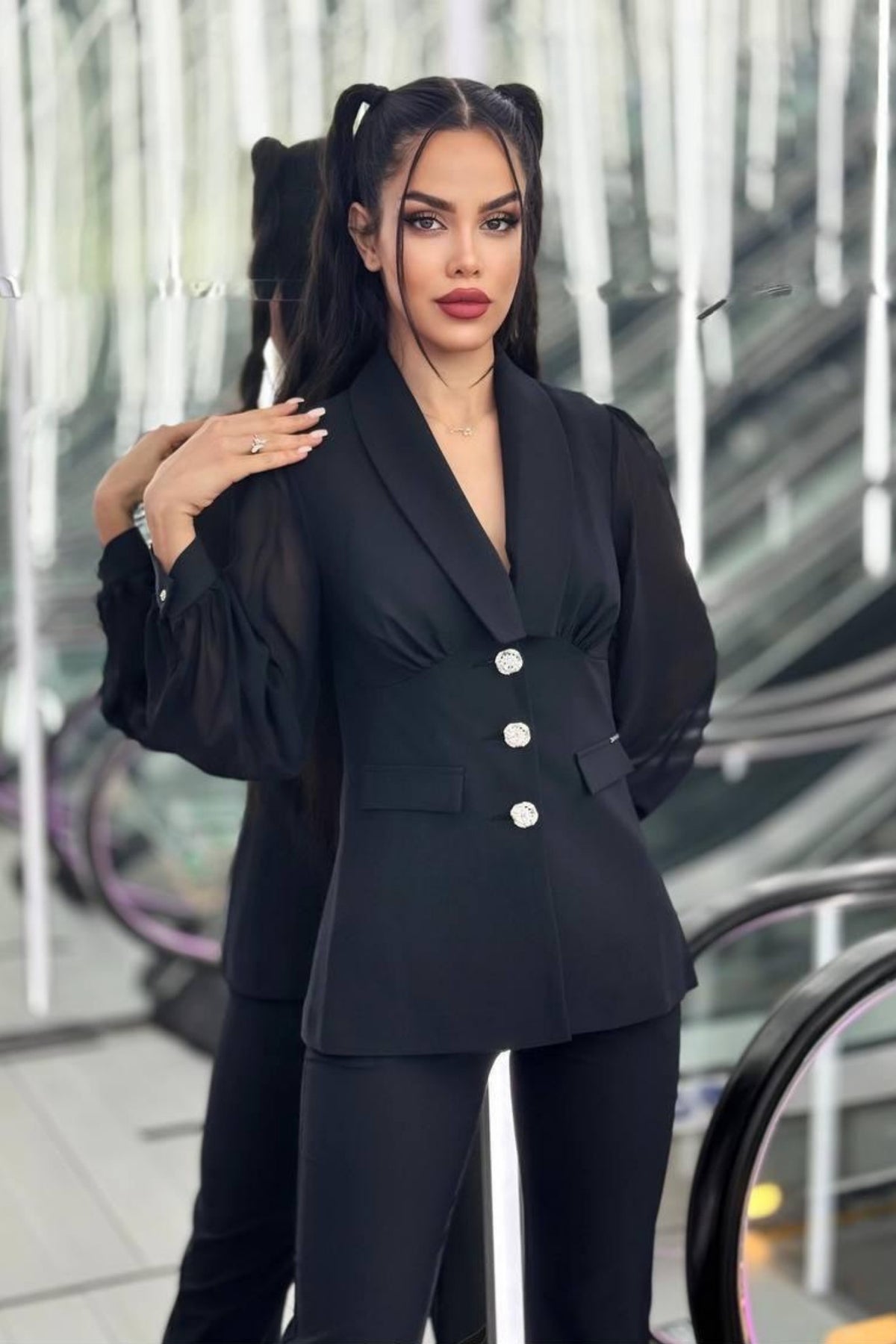 Completo tailleur elegante nero Bby con giacca a maniche semi trasparenti e bottoni gioiello argento, elegante e raffinato.