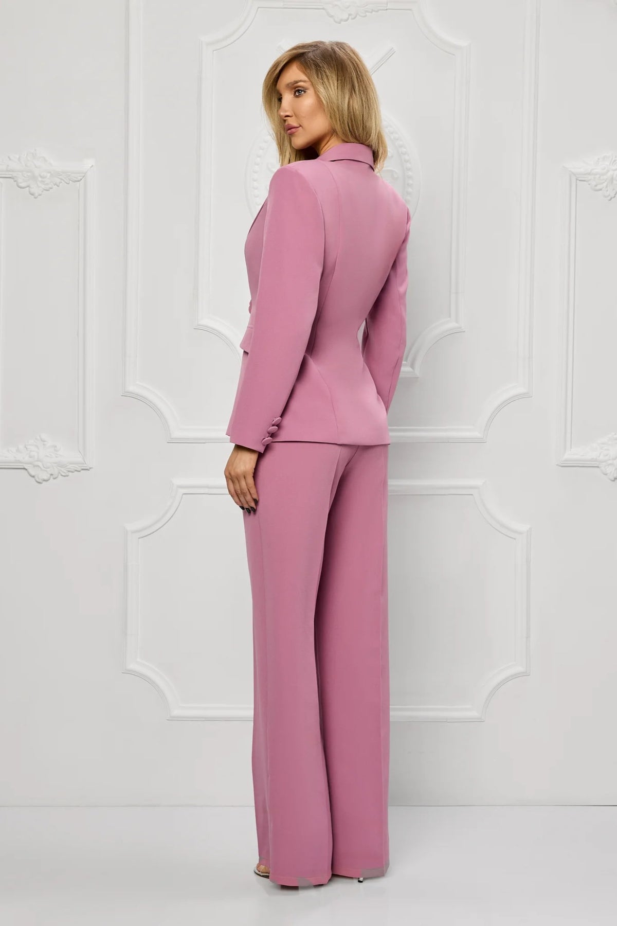 Completo tailleur elegante rosa scuro Bby con giacca, gilet e pantaloni a palazzo, stile sofisticato e moderno.