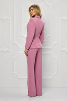 Completo tailleur elegante rosa scuro Bby con giacca, gilet e pantaloni a palazzo, stile sofisticato e moderno.