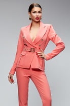Completo tailleur elegante salmone Bby con giacca e pantaloni, cintura e fibbia dorata, stile raffinato e femminile.