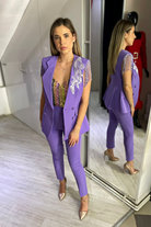 Completo tailleur lilla Bby con giacca doppiopetto smanicata, ricamo floreale e frange di perline, elegante e alla moda.