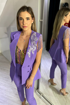 Completo tailleur lilla Bby con giacca doppiopetto, top smanicato con ricamo floreale e frange in perline, abbigliamento elegante femminile