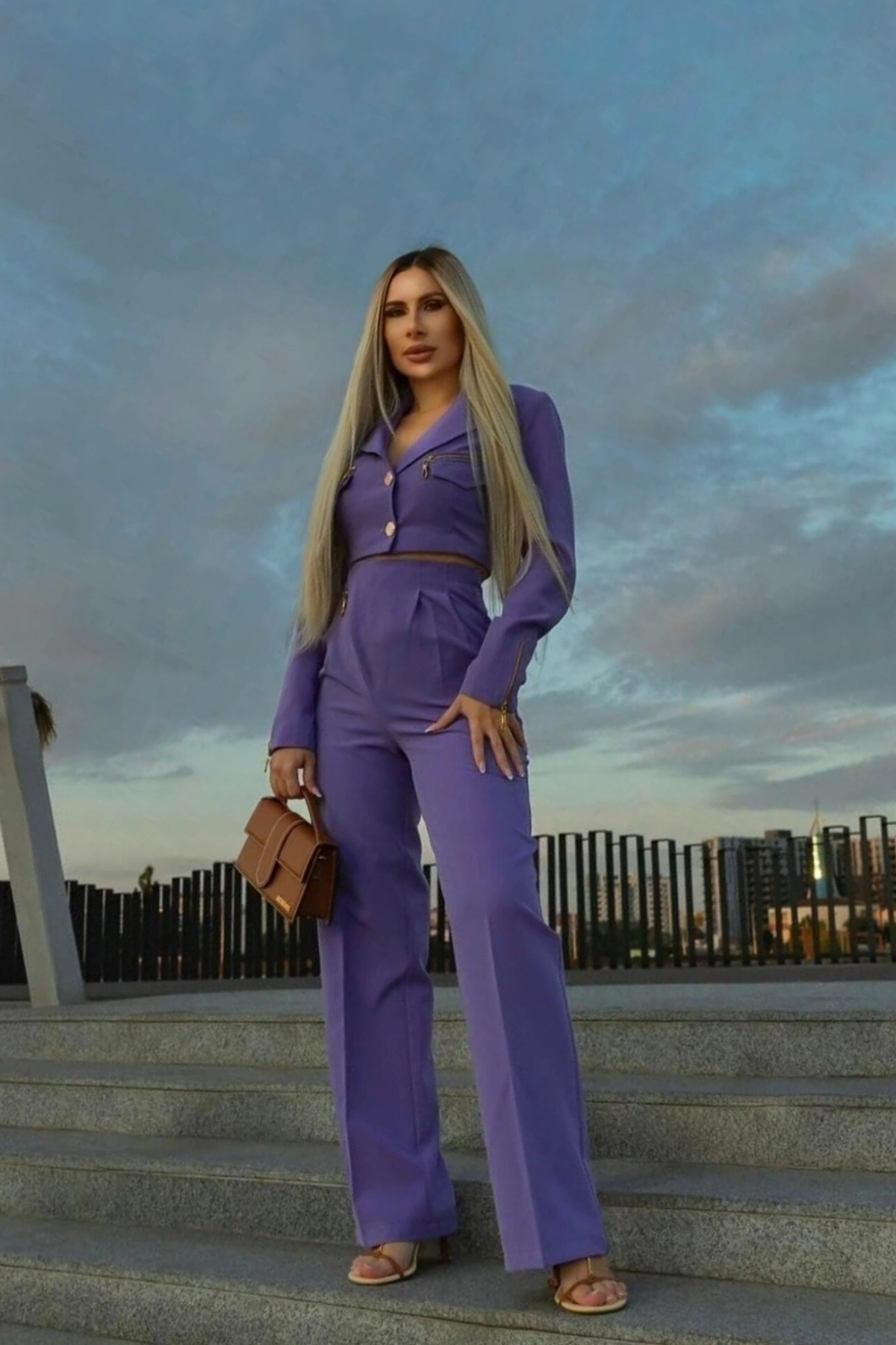 Completo tailleur Bby lilla lavanda con giacca corta e pantaloni a gamba larga, abbigliamento elegante femminile.