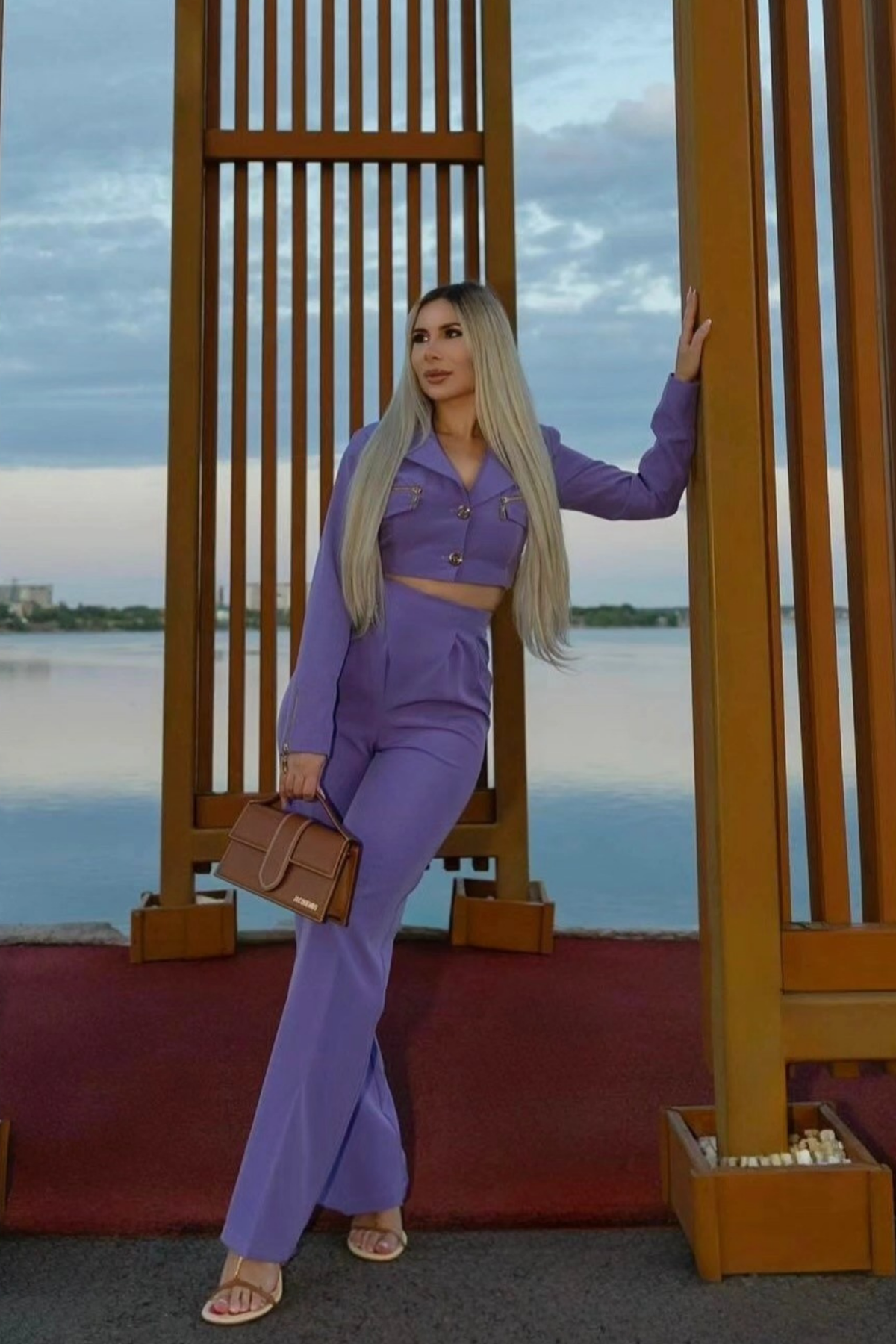 Completo tailleur Bby lilla lavanda con giacca corta e pantaloni a gamba larga, abbigliamento elegante donna