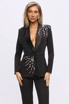 Completo tailleur nero Bby con giacca a V con piume e applicazioni argento, pantaloni a gamba larga, elegante e sofisticato.