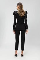 Completo tailleur nero Bby con giacca cristalli e maniche a sbuffo, pantaloni a sigaretta in taffetà, elegante e raffinato
