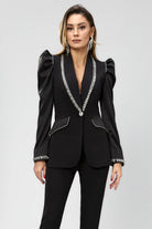 Completo tailleur nero Bby con giacca accessoriata con cristalli e maniche a sbuffo, pantaloni a sigaretta in taffetà.
