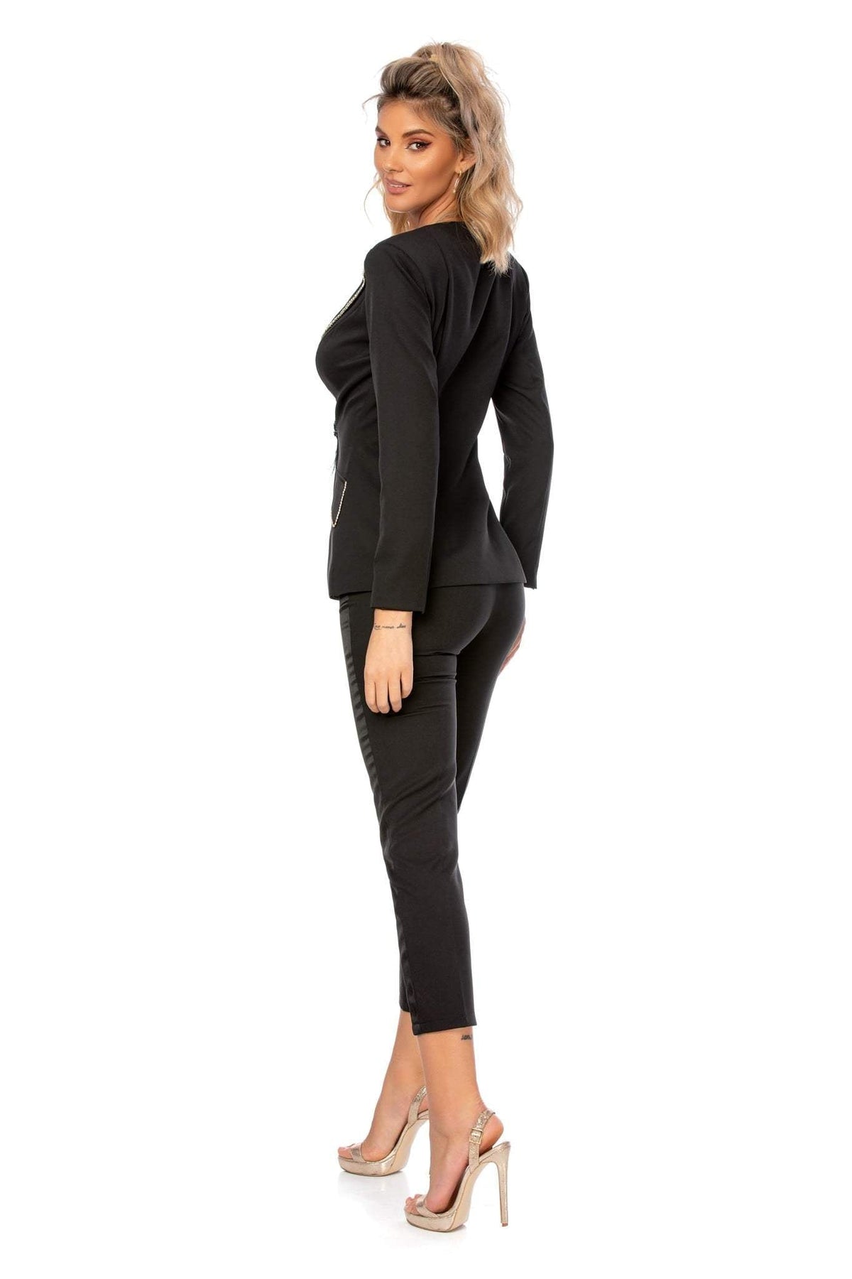 Completo tailleur nero elegante Bby con rifiniture in strass, revers a V e accessorio con piume, vestibilità raffinata e stile sofisticato.
