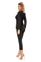 Completo tailleur nero elegante Bby con rifiniture in strass, revers a V e accessorio con piume, vestibilità raffinata e stile sofisticato.