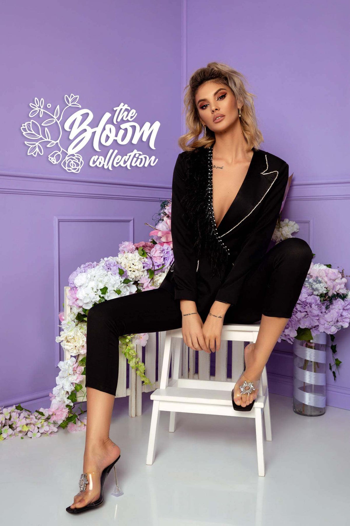 Completo tailleur nero elegante Bby con rifiniture in strass, revers a V e accessorio con piume, abbigliamento formale femminile