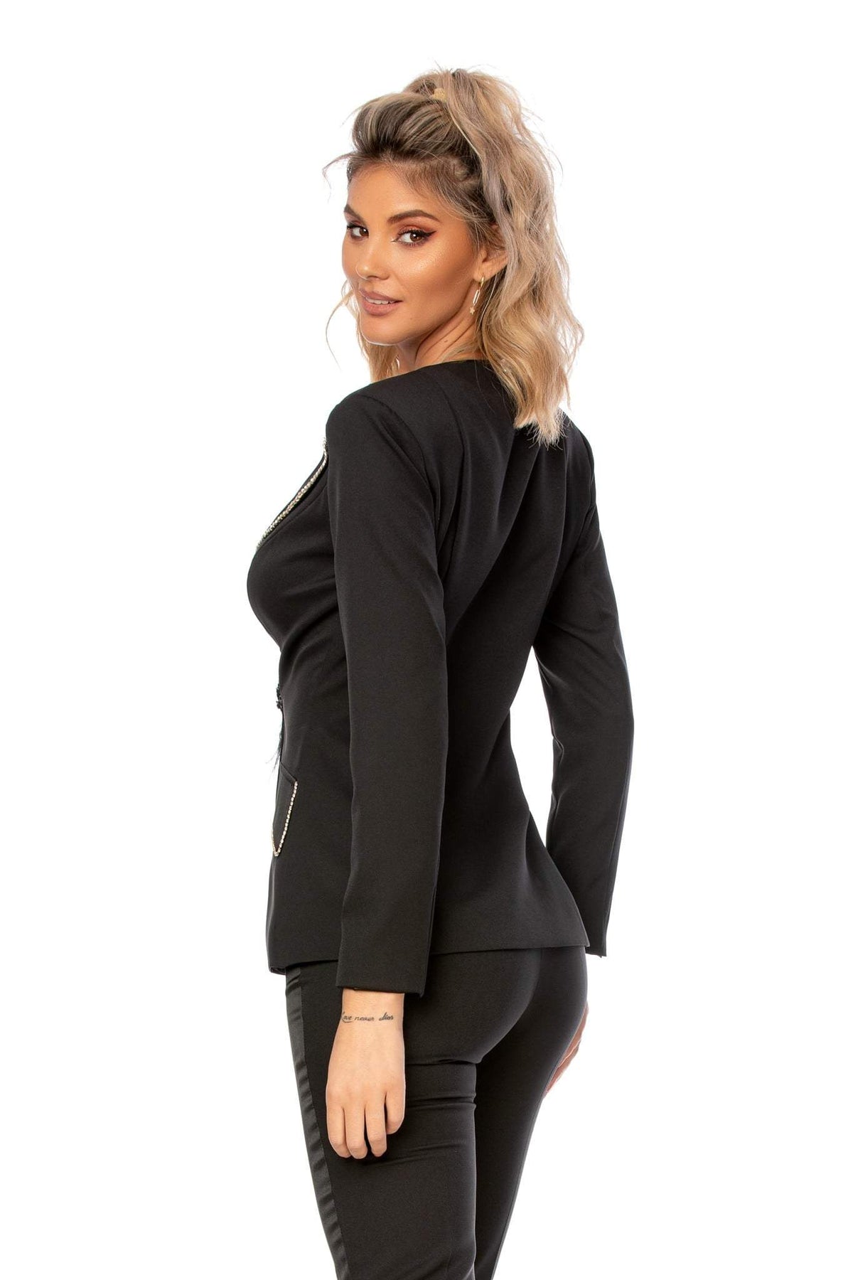Completo tailleur nero elegante Bby con rifiniture in strass, revers V e accessorio con piume, abbigliamento sofisticato femminile