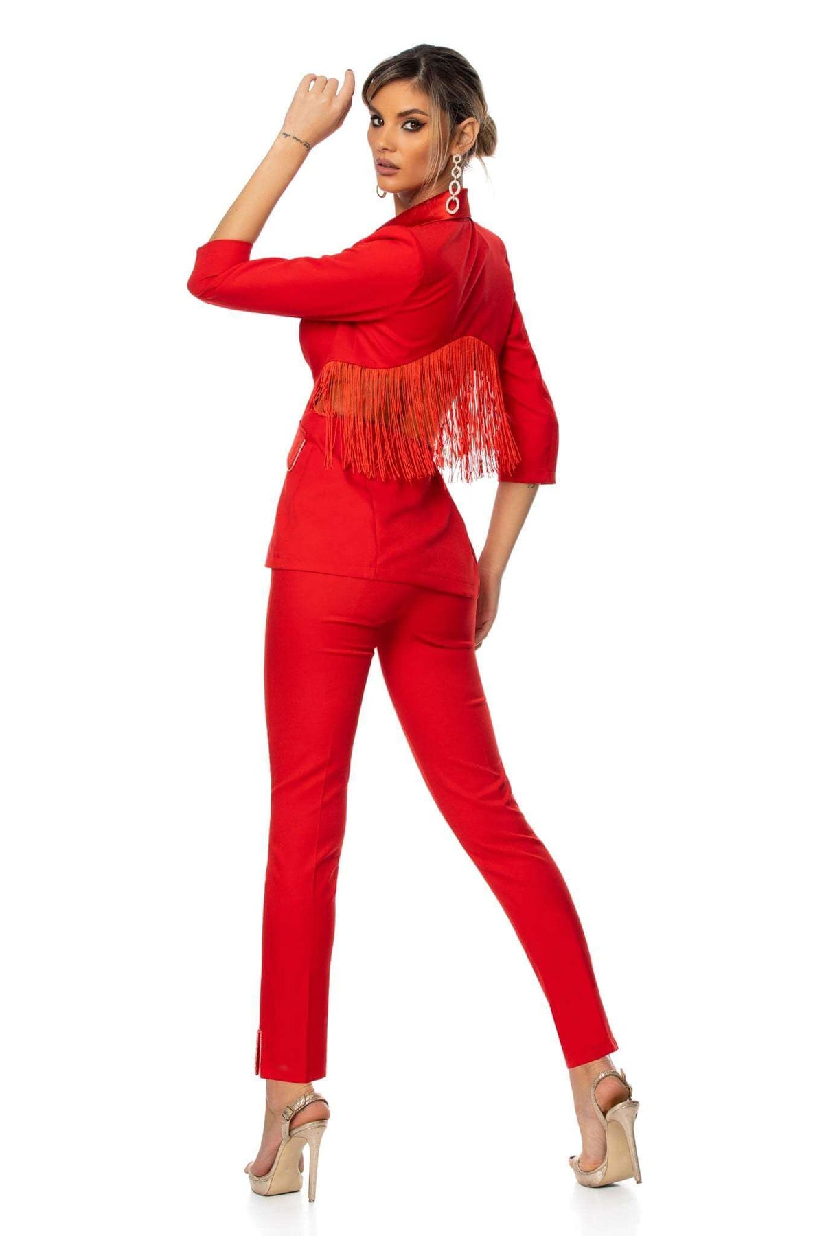 Completo tailleur rosso Bby con giacca con revers, patine in raso, decorazioni con strass e frange, stile elegante e sofisticato.