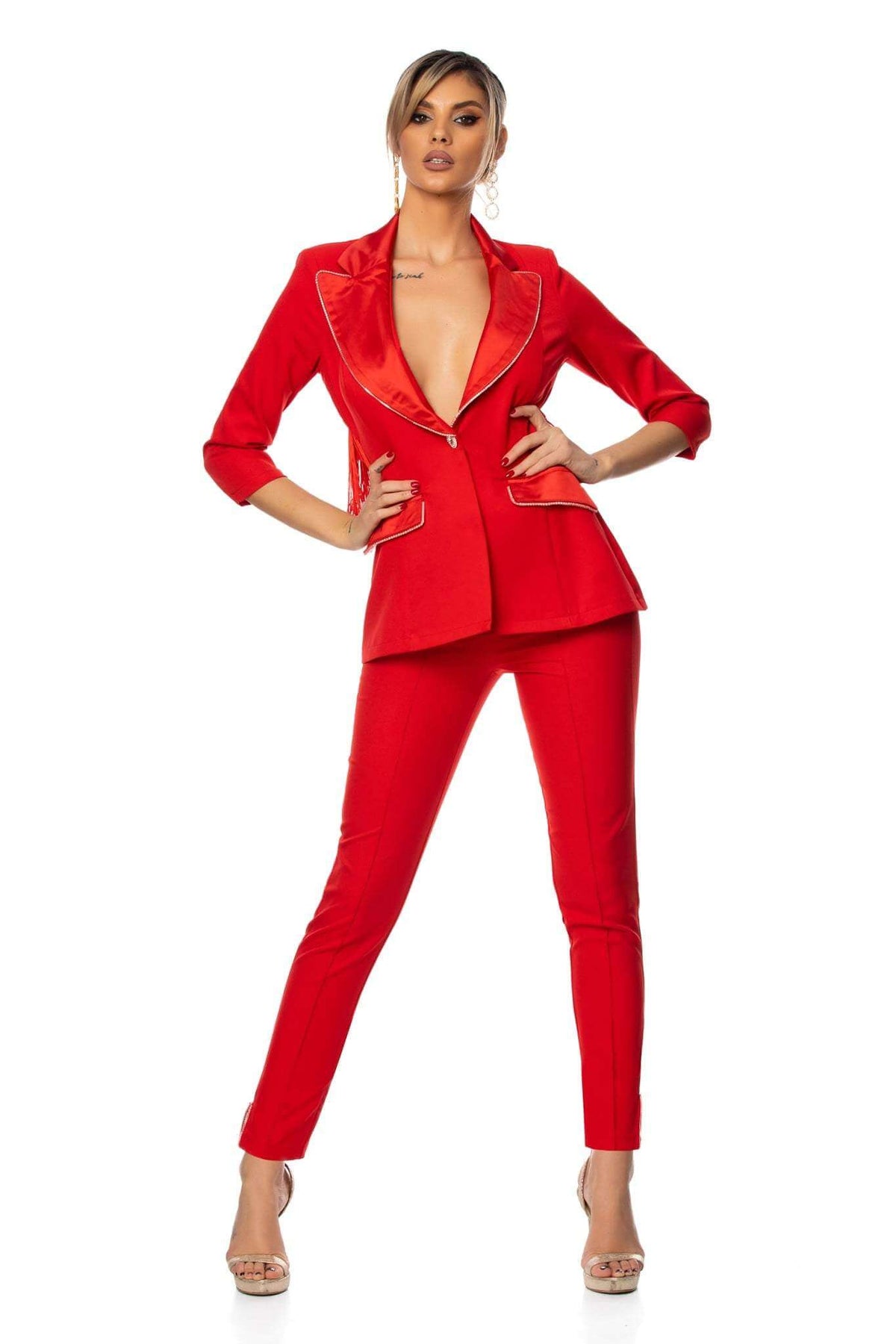 Completo tailleur rosso Bby con giacca reversata, patine in raso, decorazioni con strass e frange, abbigliamento elegante femminile