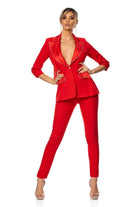 Completo tailleur rosso Bby con giacca reversata, patine in raso, decorazioni con strass e frange, abbigliamento elegante femminile
