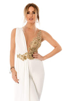 Salopette elegante bianca alla romana Bby con corpetto in tulle a fiori dorati e strascico laterale, perfetta per occasioni speciali.