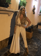 Salopette elegante bianca alla romana Bby con corpetto in tulle a fiori dorati e strascico laterale, abbigliamento femminile raffinato
