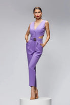 Salopette elegante lilla lavanda Bby con cintura, accessoriata, tessuto morbido e dettagli raffinati, indossata su modella.