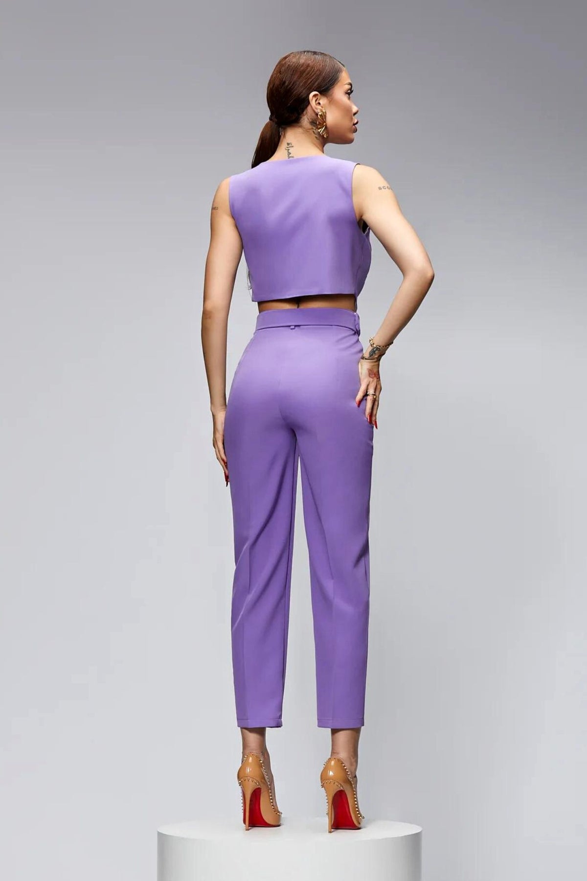 Tuta elegante lilla lavanda Bby con cintura, salopette accessoriata, vista frontale su sfondo neutro.
