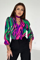Blusa Moda-Mania a stampa multicolore verde, fucsia e viola con scollo a V e nastro in tessuto rimovibile, vista frontale.
