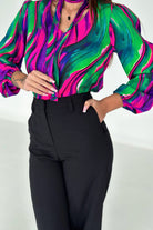 Blusa multicolore Moda-Mania con stampa verde, fucsia e viola, scollo a V e nastro in tessuto rimovibile, tessuto leggero.