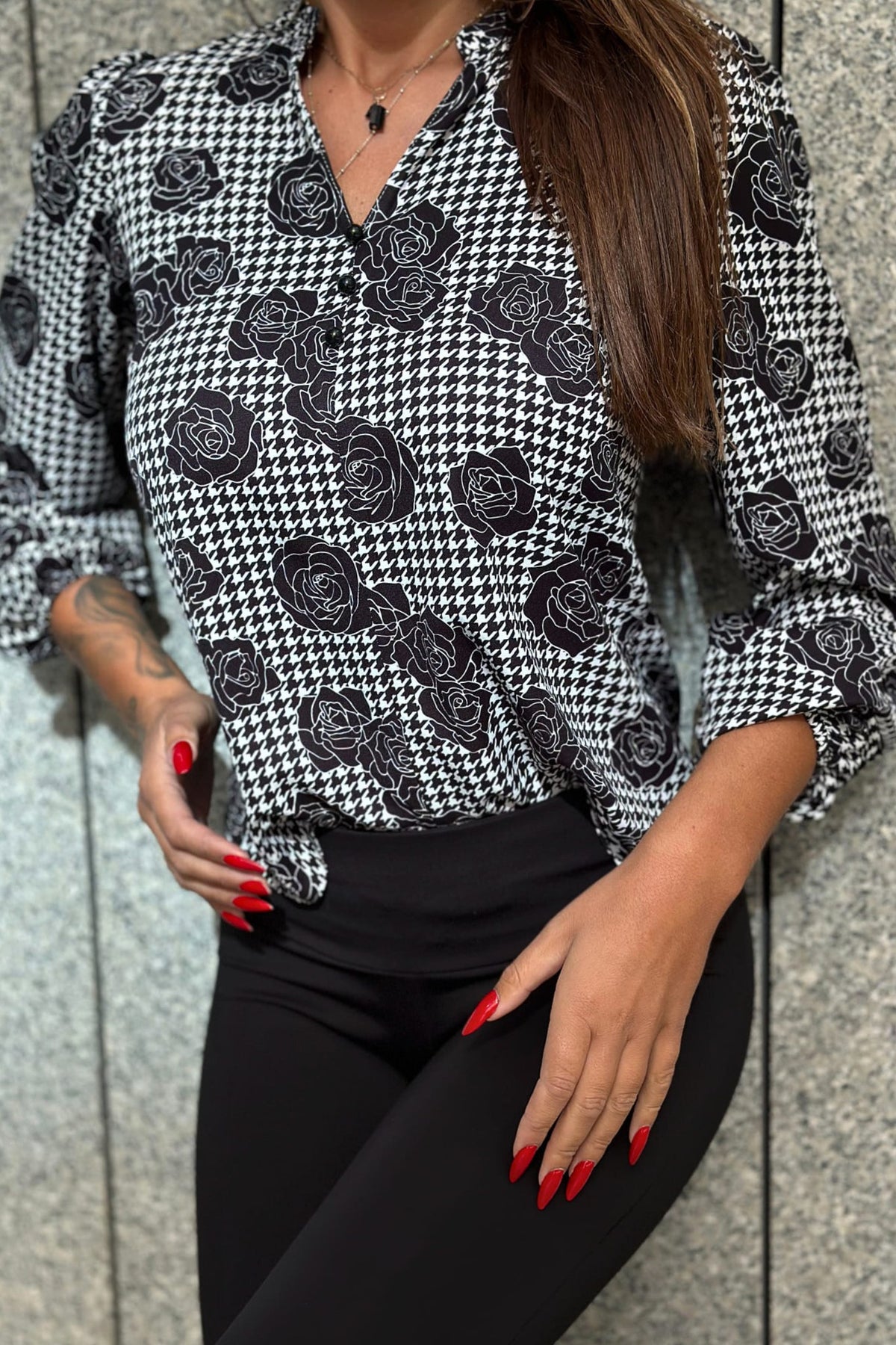 Blusa Moda-Mania a stampa pied di poule nero e rose nere con scollo a V e bottoncini, tessuto leggero e stile elegante.