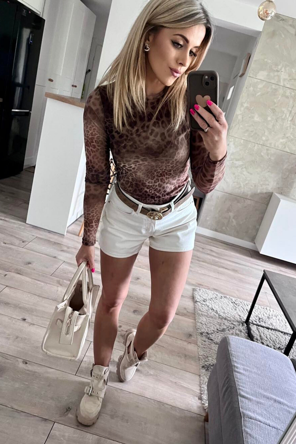 Blusa aderente a manica lunga in tessuto rete elasticizzato con fantasia leopardata, firmata Moda-Mania.