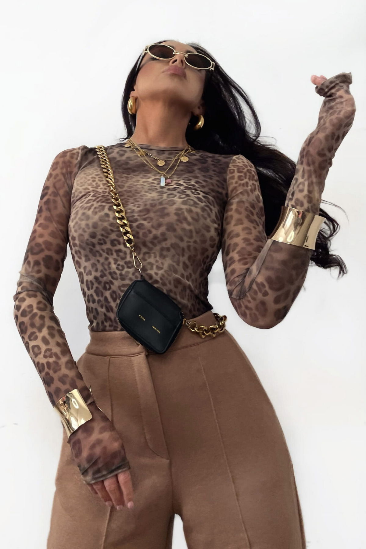 Blusa aderente a manica lunga in tessuto rete elasticizzato con fantasia leopardata, marca Moda-Mania.