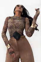 Blusa aderente a manica lunga in tessuto rete elasticizzato con fantasia leopardata, marca Moda-Mania.