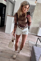 Blusa aderente a manica lunga in tessuto rete elasticizzato con fantasia leopardata, marca Moda-Mania.