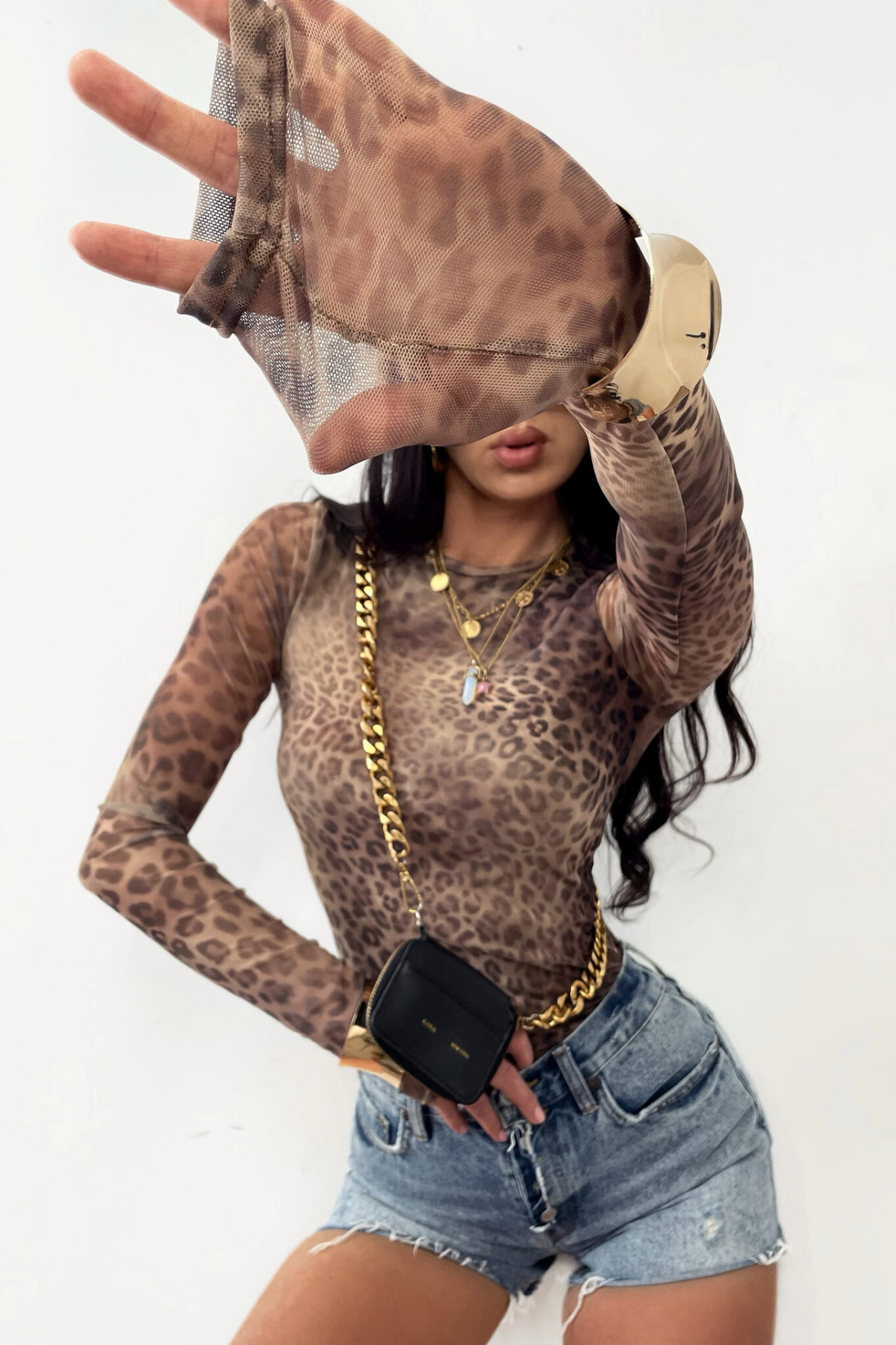 Blusa aderente a manica lunga in tessuto rete elasticizzato con fantasia leopardata, firmata Moda-Mania, vista frontale.