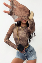 Blusa aderente a manica lunga in tessuto rete elasticizzato con fantasia leopardata, firmata Moda-Mania, vista frontale.