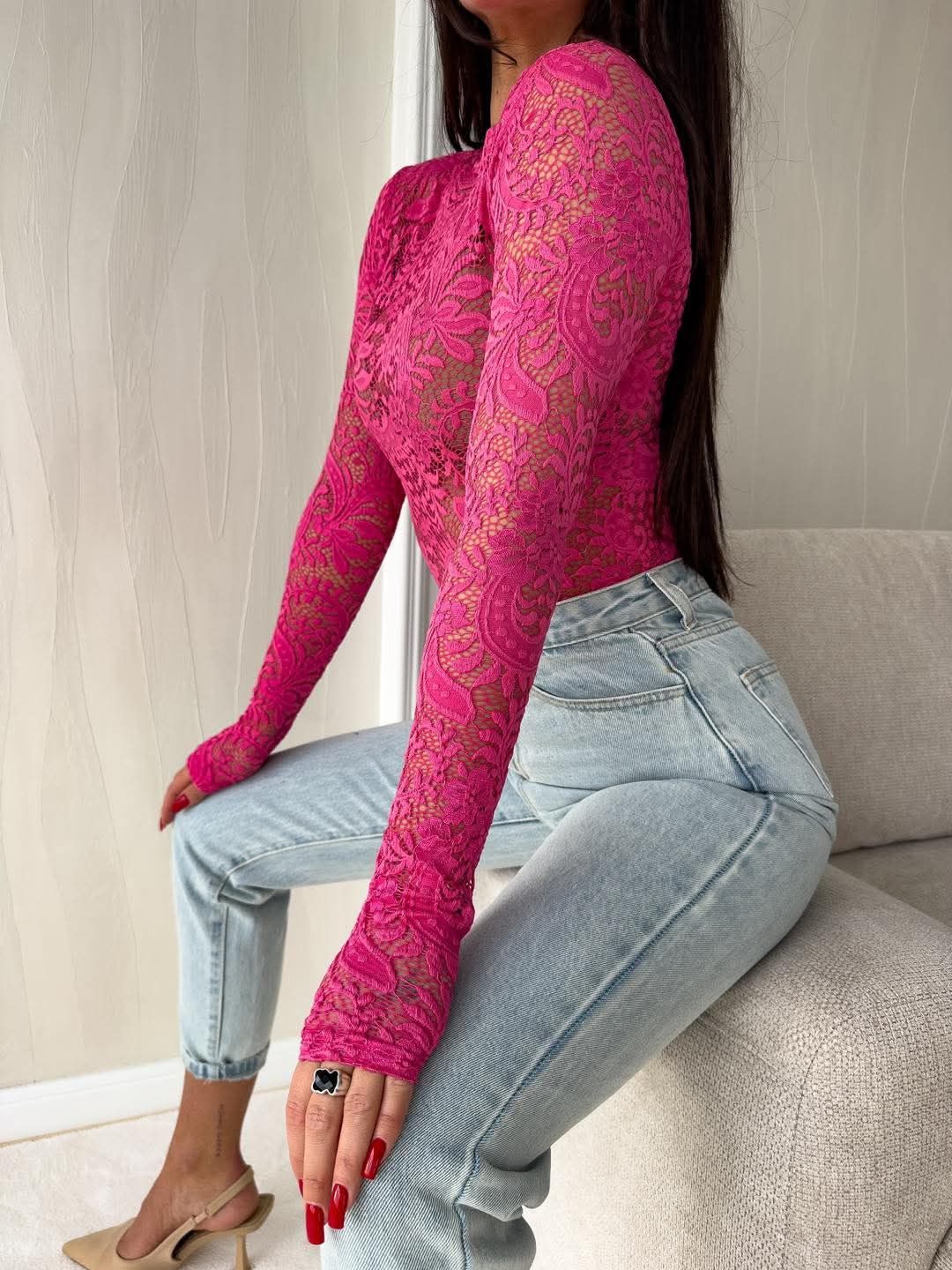Blusa aderente fucsia a maniche lunghe in pizzo elasticizzato con fantasia floreale, marca Moda-Mania.