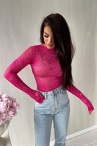Blusa aderente fucsia a maniche lunghe in pizzo elasticizzato con fantasia floreale, moda-mania, abbigliamento donna