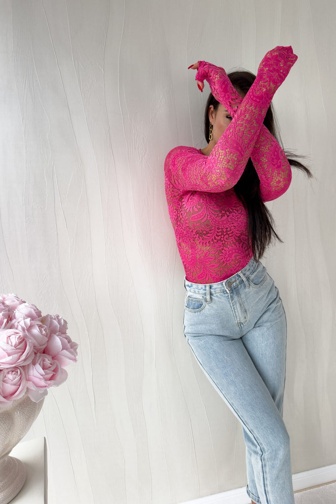 Blusa aderente fucsia a maniche lunghe in pizzo elasticizzato a fantasia floreale