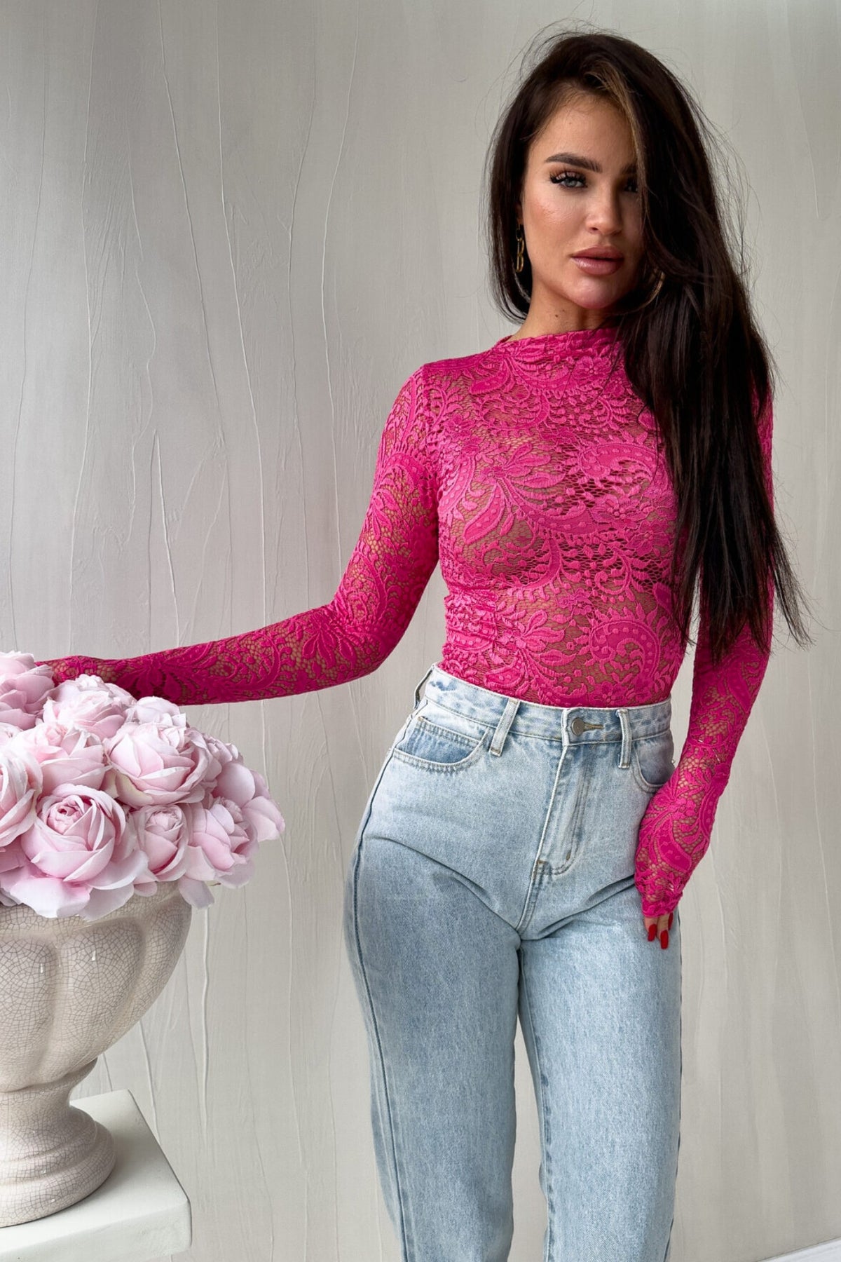 Blusa aderente fucsia con maniche lunghe in pizzo elasticizzato a fantasia floreale, brand Moda-Mania.