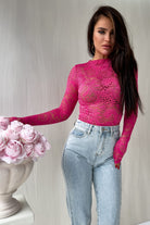 Blusa aderente fucsia con maniche lunghe in pizzo elasticizzato a fantasia floreale, brand Moda-Mania.