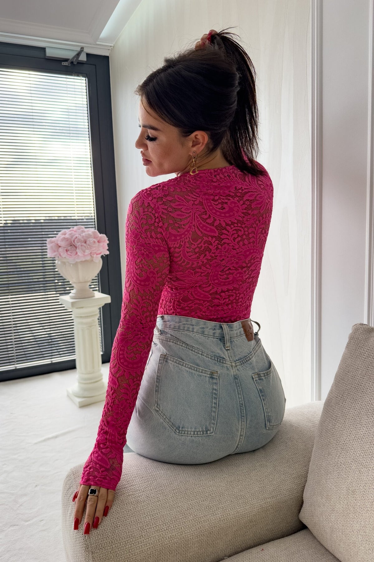 Blusa aderente fucsia Moda-Mania con maniche lunghe in pizzo elasticizzato a fantasia floreale, dettagli eleganti e femminili