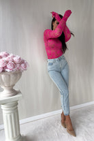 Blusa aderente fucsia Moda-Mania con maniche lunghe in pizzo elasticizzato a fantasia floreale.